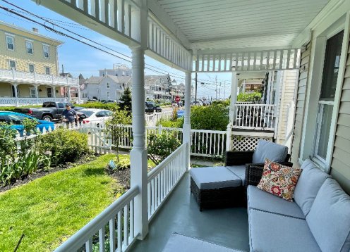 Beautiful, newly updated Victorian 1 blk from beach. Winter Rental.