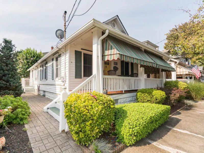  Street view, great porch living!